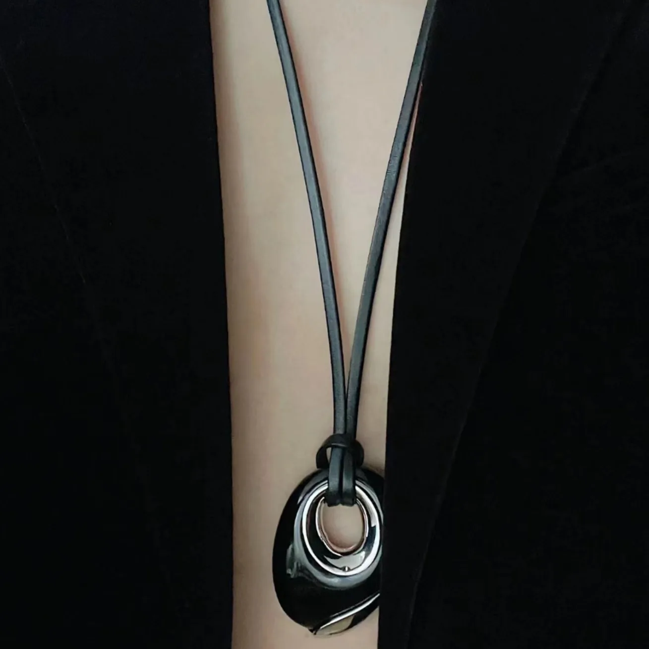 

Подвеска из обсидиана в форме рта от Jenny&dave с регулируемой цепочкой и кожаным шнурком, ювелирное украшение, ожерелье для женщин