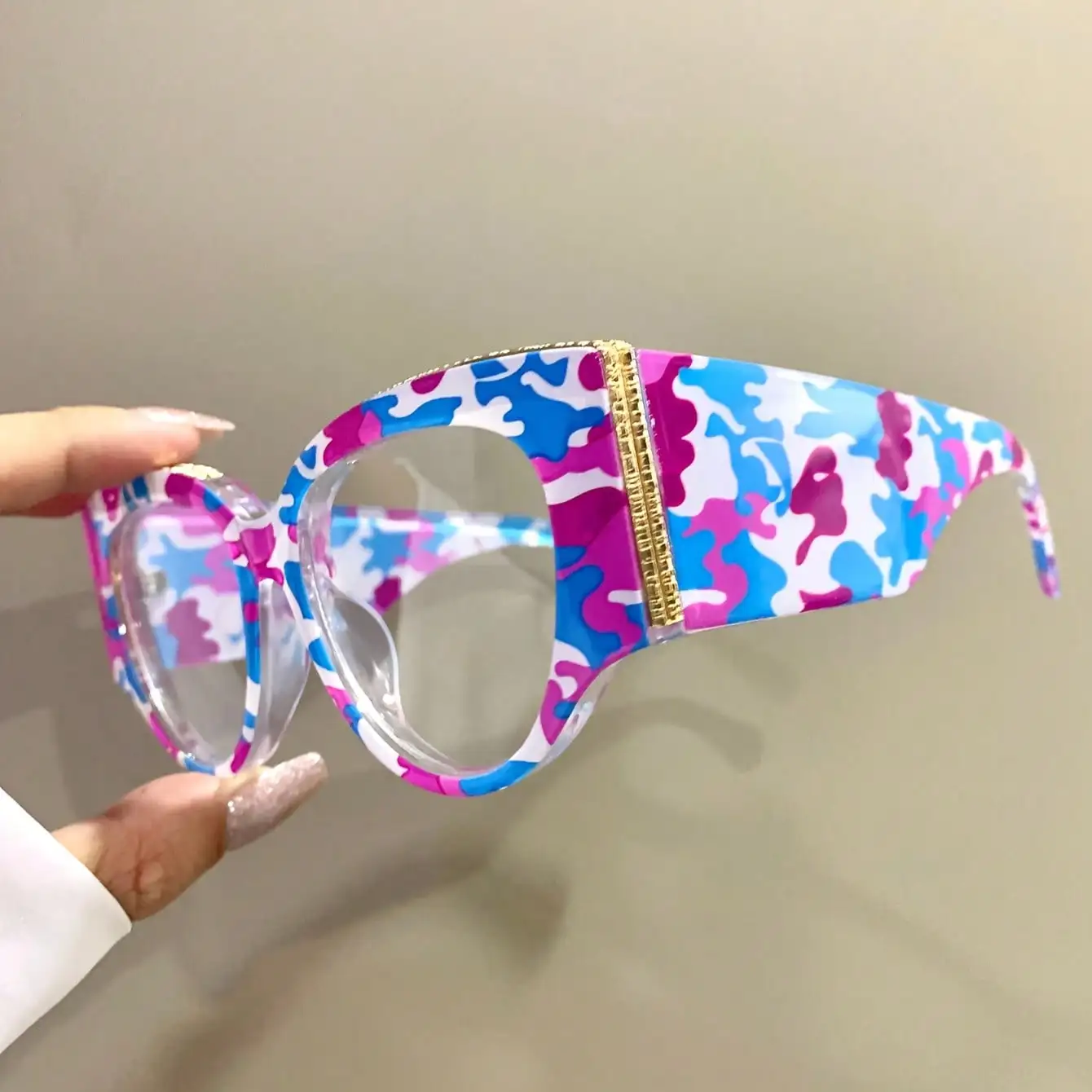 

A Pair Of Fashionable Oval Cat-Eye Colored Glasses, With Wide Temples, Retro And Stylish Design, Unisex.