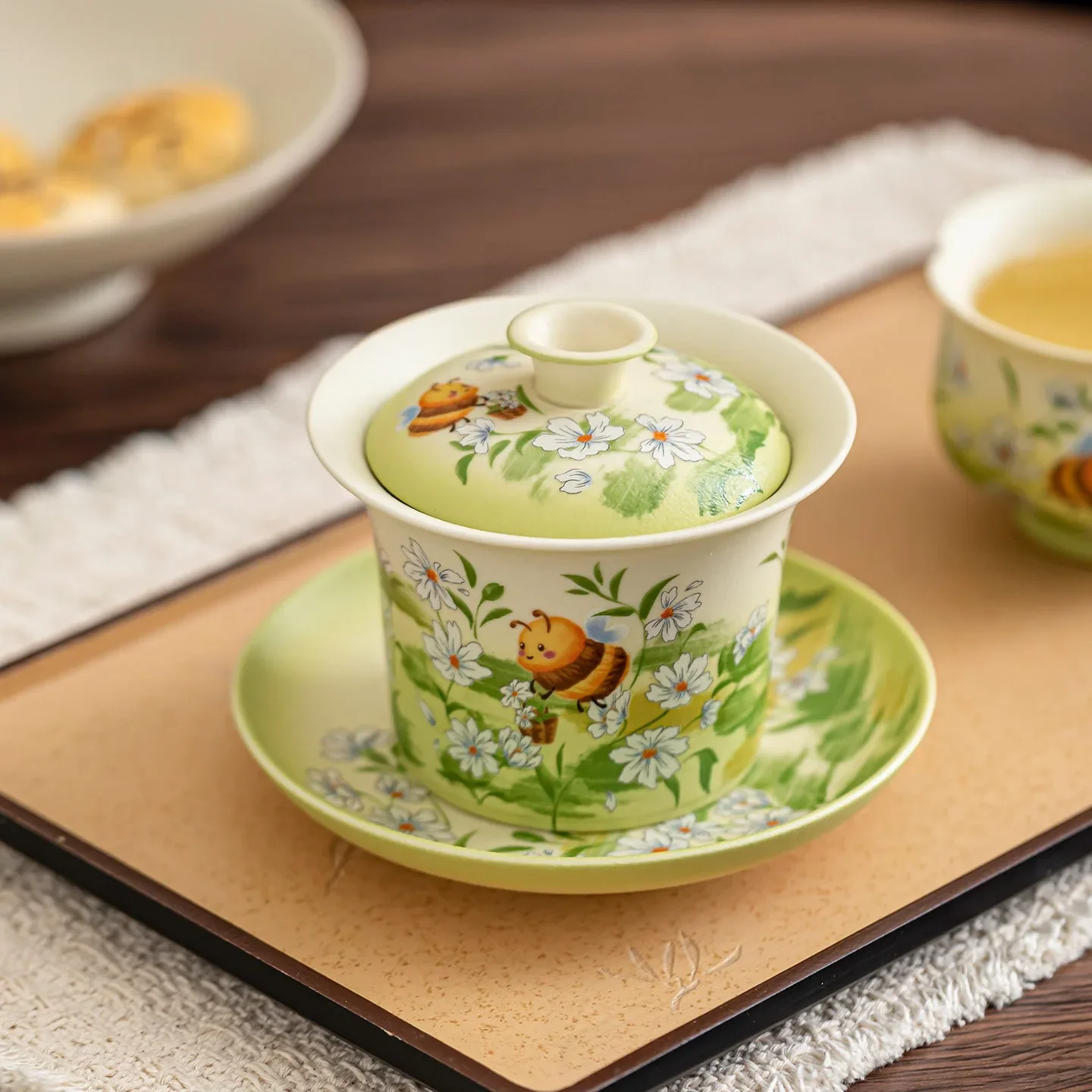 160ML Rock Mine White Flower Cluster Bee Sancai Cover Bowl New Chinese Kung Fu Tea Set Gift Tea Bowl Jingcha Bowl Ceramic Teacup