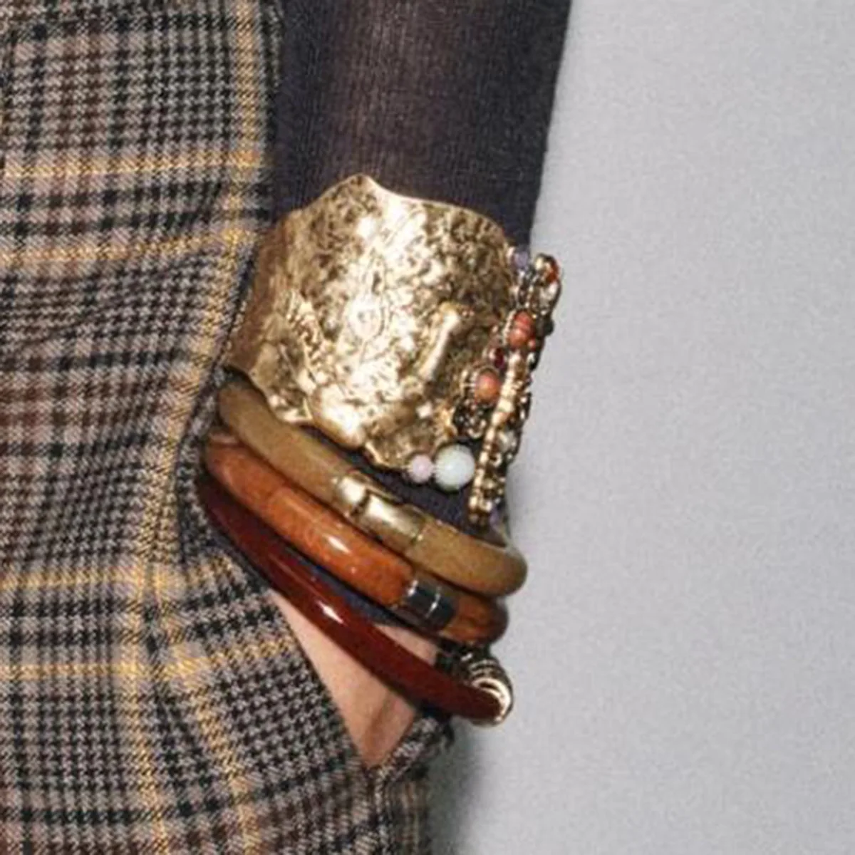 Retro Heavy Industry ZA Geometric Alloy Spring Bracelet, Exaggerated and Distressed Floral Resin Wide Bangle