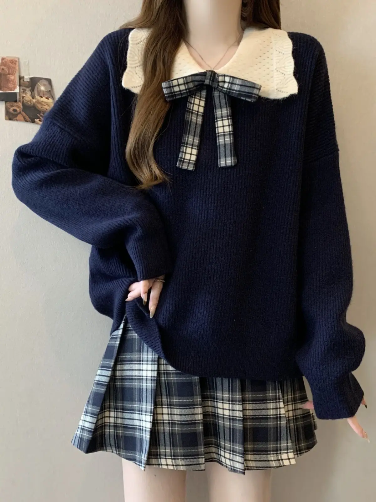 Sweter damski w stylu college z kontrastowym kołnierzykiem typu doll collar, krótki, ciepły, idealny na wiosnę, jesień i zimę, w stylu koreańskim, nowy model na Nowy Rok.