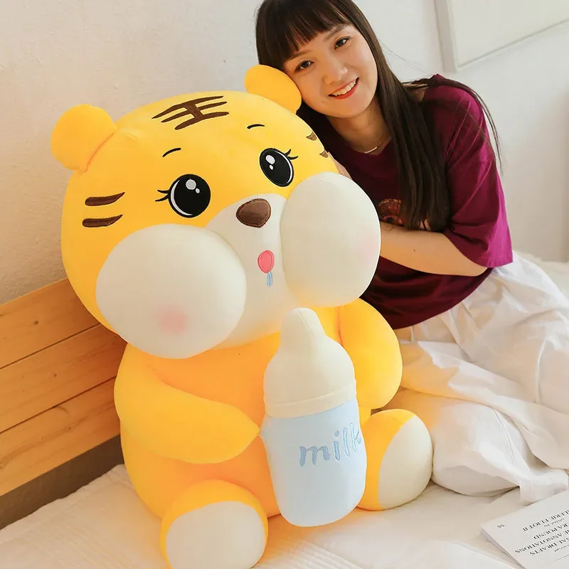 Peluche kawaii Tiger Butter tenant une bouteille pour bébé, jouet de remplissage, décoration de chambre, cadeau de Noël pour enfant, 35 cm, 45cm