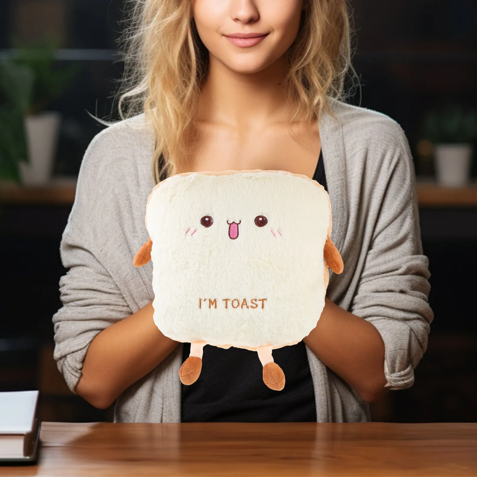 

Подушка-грелка в виде мультяшного кролика: теплый компаньон для дома, офиса, путешествий, кемпинга, сна и чтения. Идеальный подарок для семьи и друзей.