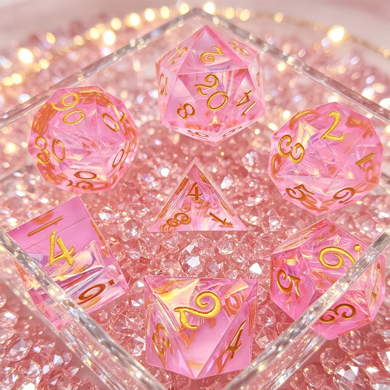 

Набор из 7 розовых кубиков из смолы с золотыми цифрами, с острыми краями, идеально подходят для ролевых игр, DND, Pathfinder и настольных игр.