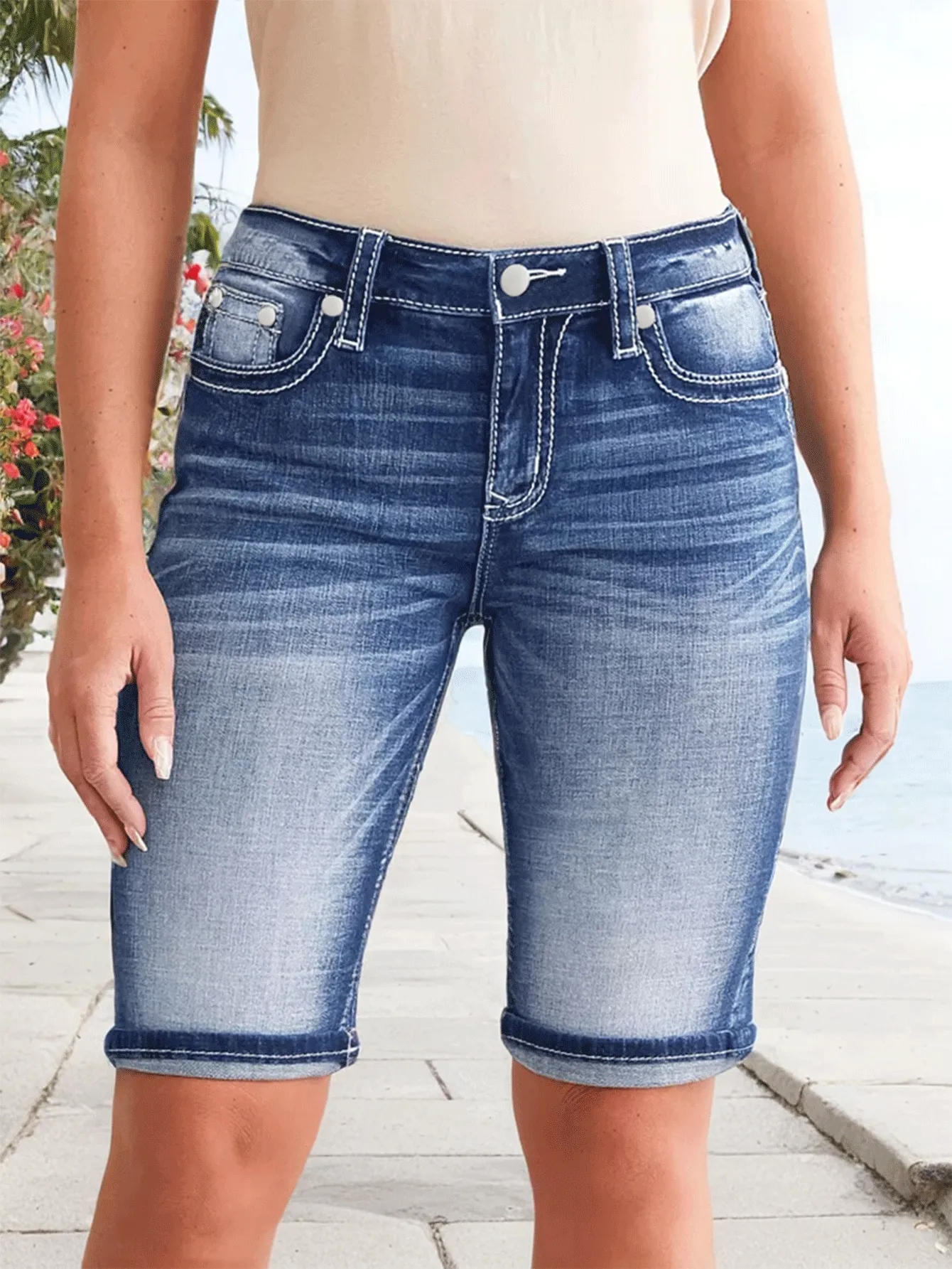 Pantaloncini di jeans invecchiati alla moda per donna 40+ |   Jeans ad alte prestazioni di nuovo arrivo