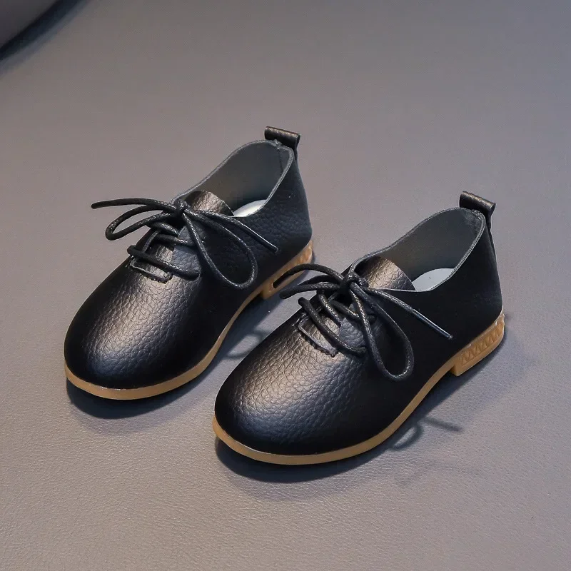 

Детская шикарная обувь, однотонная матовая детская кожаная обувь из искусственной кожи в британском стиле, нескользящая обувь, новинка 2025 года, модная мягкая обувь на плоской подошве для мальчиков и девочек