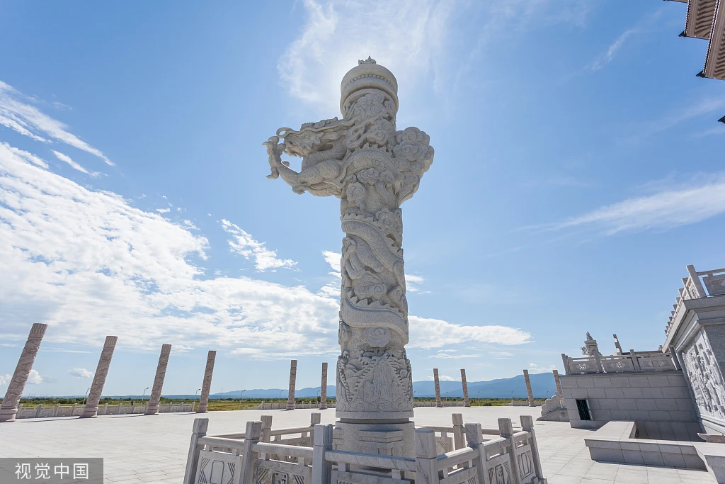 Cantiiro do Patrimônio Cultural com coluna de pedra ornamentada