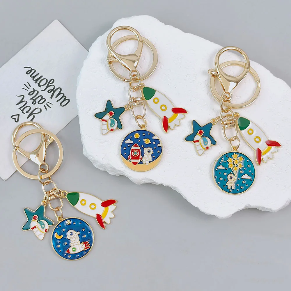 Llaveros con dije de luna y estrella de cohete de dibujos animados, colgantes de planeta y astronauta, adornos para bolso, llavero, baratijas para coche, accesorios, regalos