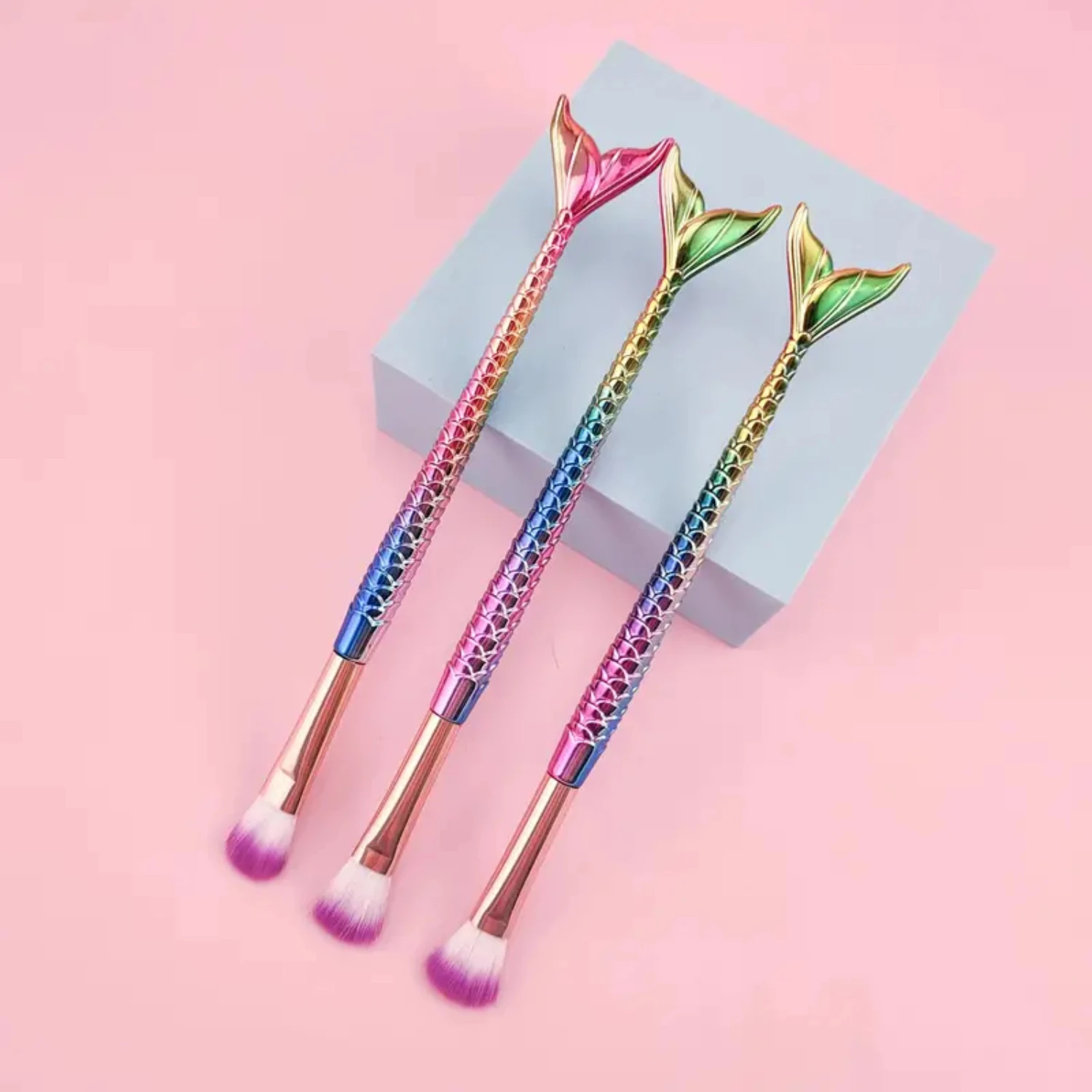 Colorful Mermaid Fishtail Makeup Brush - Professional Eyeshadow for Beauty