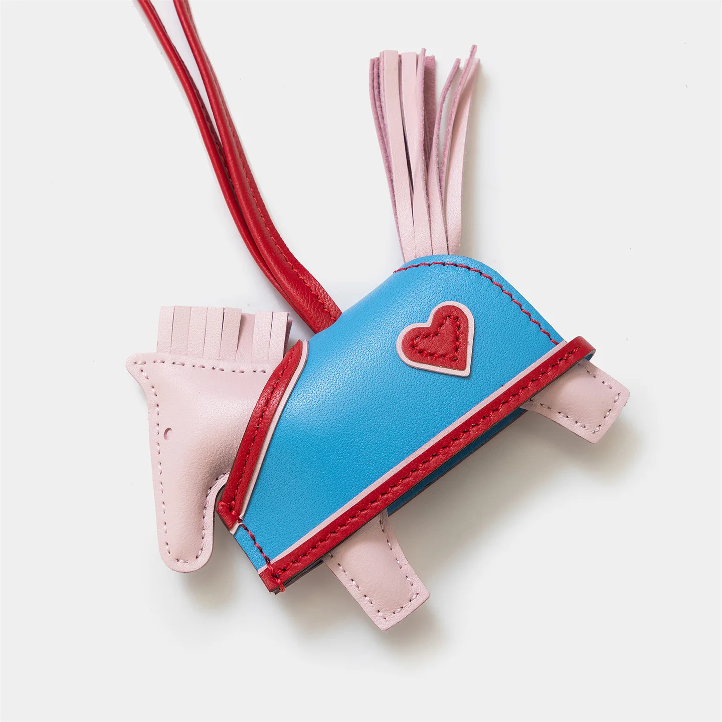 pendentif-de-sac-pegasus-en-cuir-d'agneau-motif-cœur-avec-breloque-cheval-brodee-main-au-fil-cire-cadeau-exquis