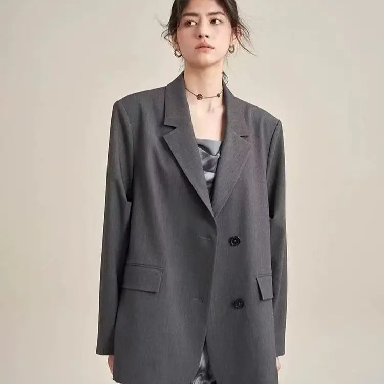 เสื้อสูทสีเทาทรงโอเวอร์ไซส์ สไตล์ชุดทำงาน หรูหรา ทรงหลวมสบาย ดีไซน์ไหล่ตกแบบดรอปโชว์เดอร์ กระดุมติดด้วยมือ ใช้ได้หลากหลายโอกาส