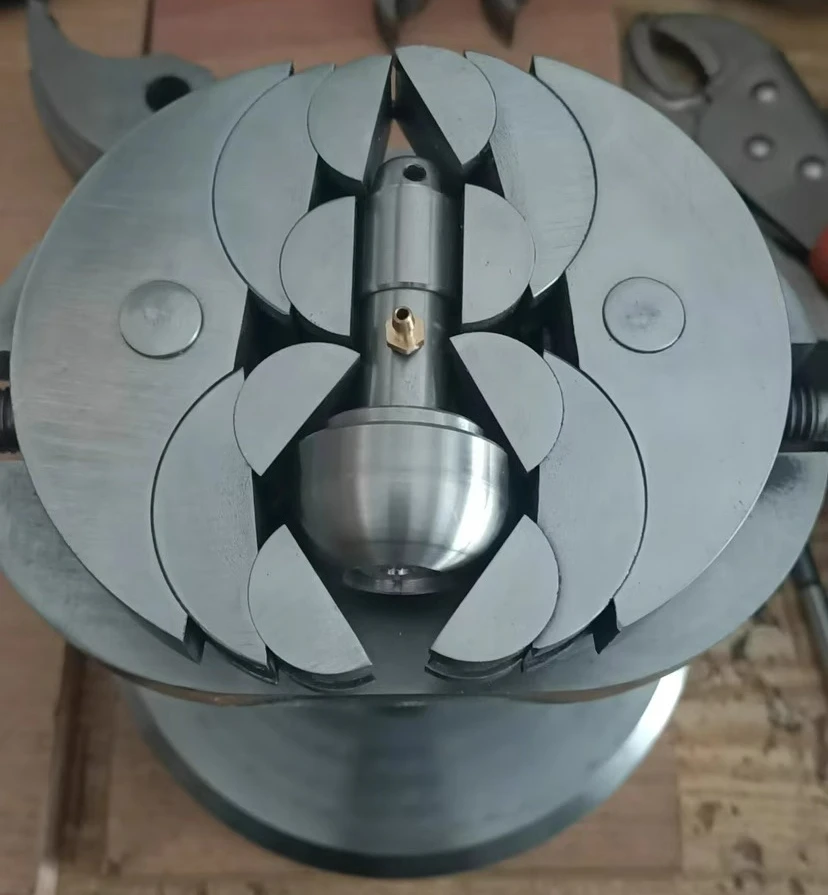 

Плоскогубцы специальной формы, универсальные прорезные клещи, можно настроить в размерах.