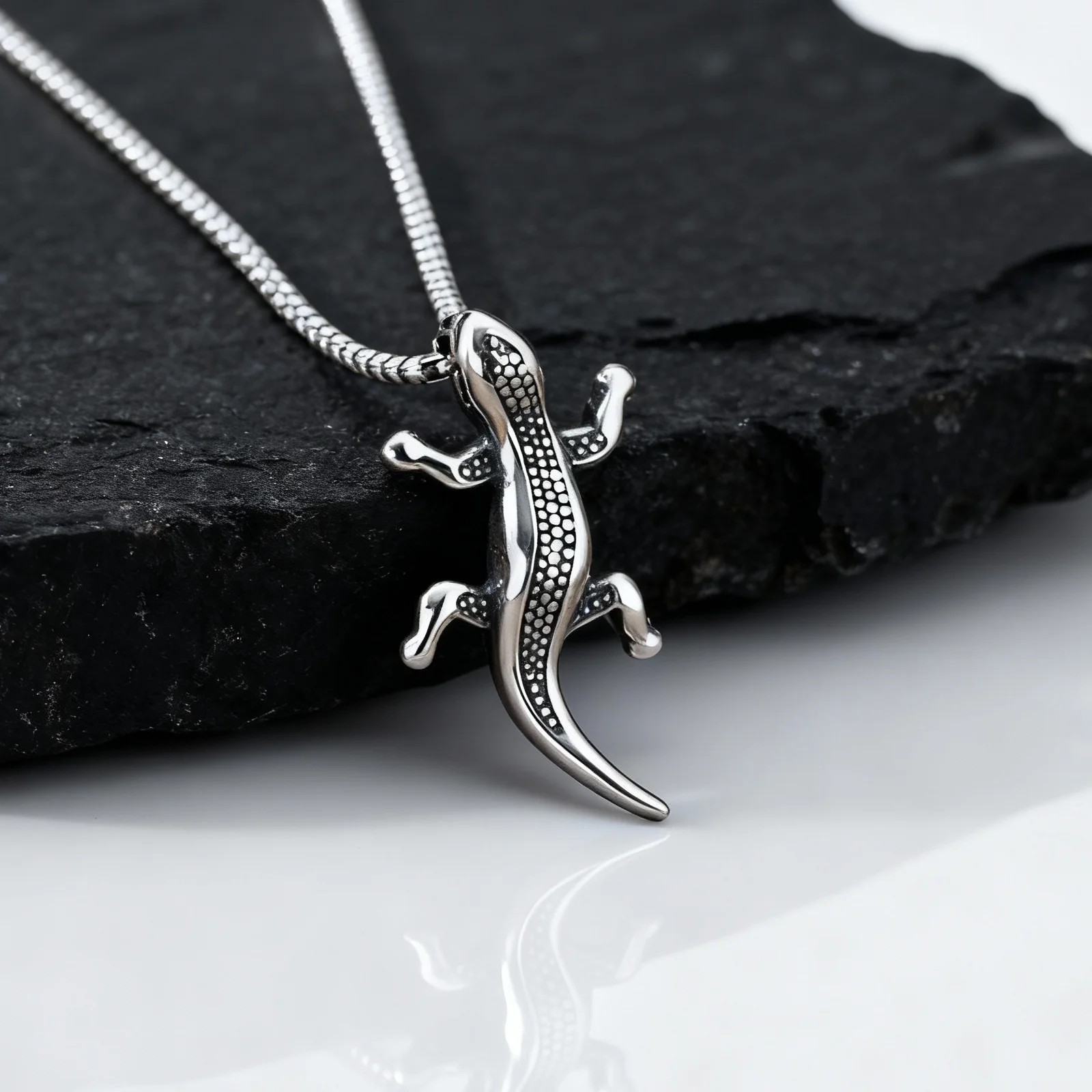 Gecko-Halskette für Männer und Jungen, einzigartige Gecko-Anhänger-Halskette aus Edelstahl, symbolisiert Glück und Widerstandsfähigkeit – Detail 3