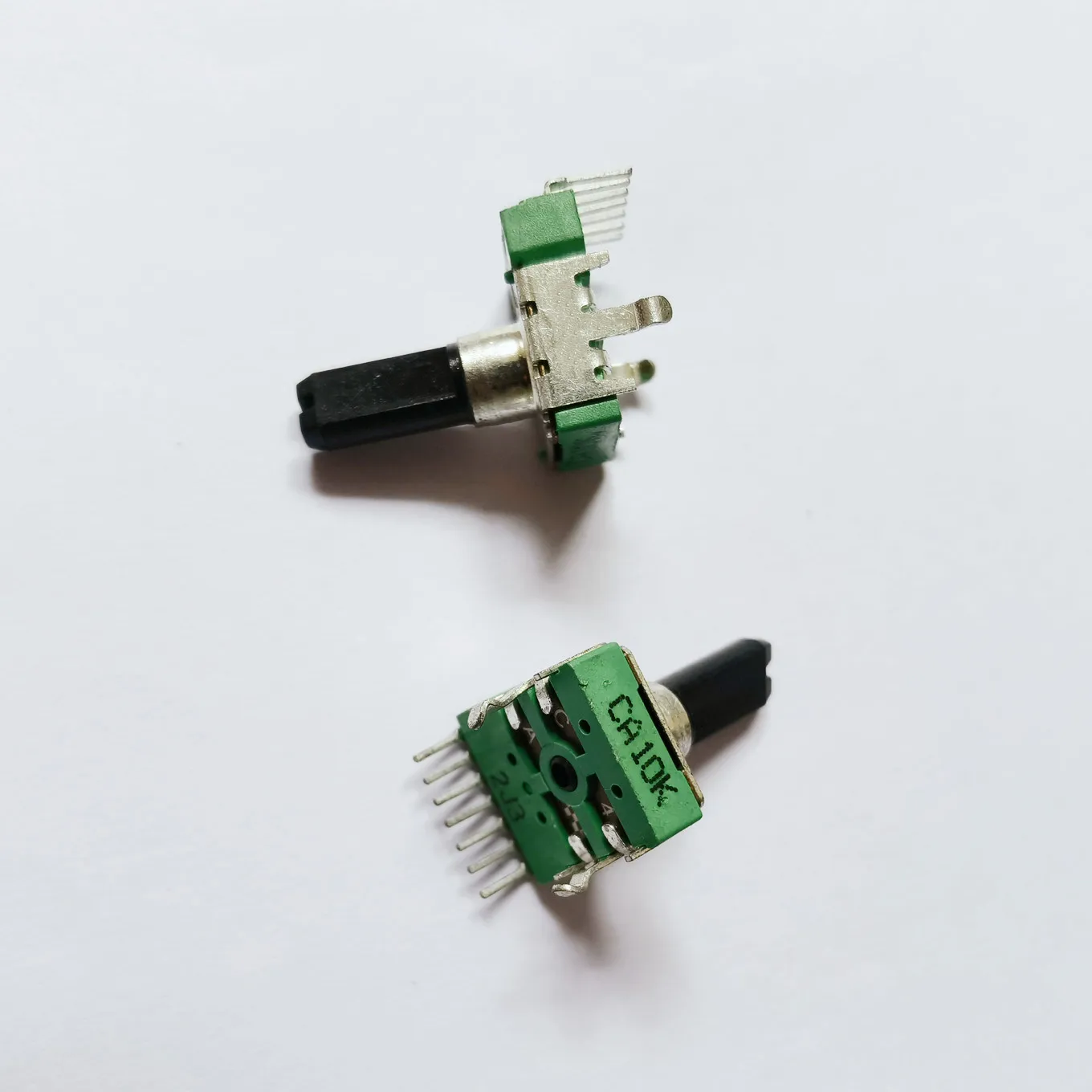 

Original new 100% 142 Type vertical 7pin double potentiometer CA10K handle length 18MMF with middle point (SWITCH)