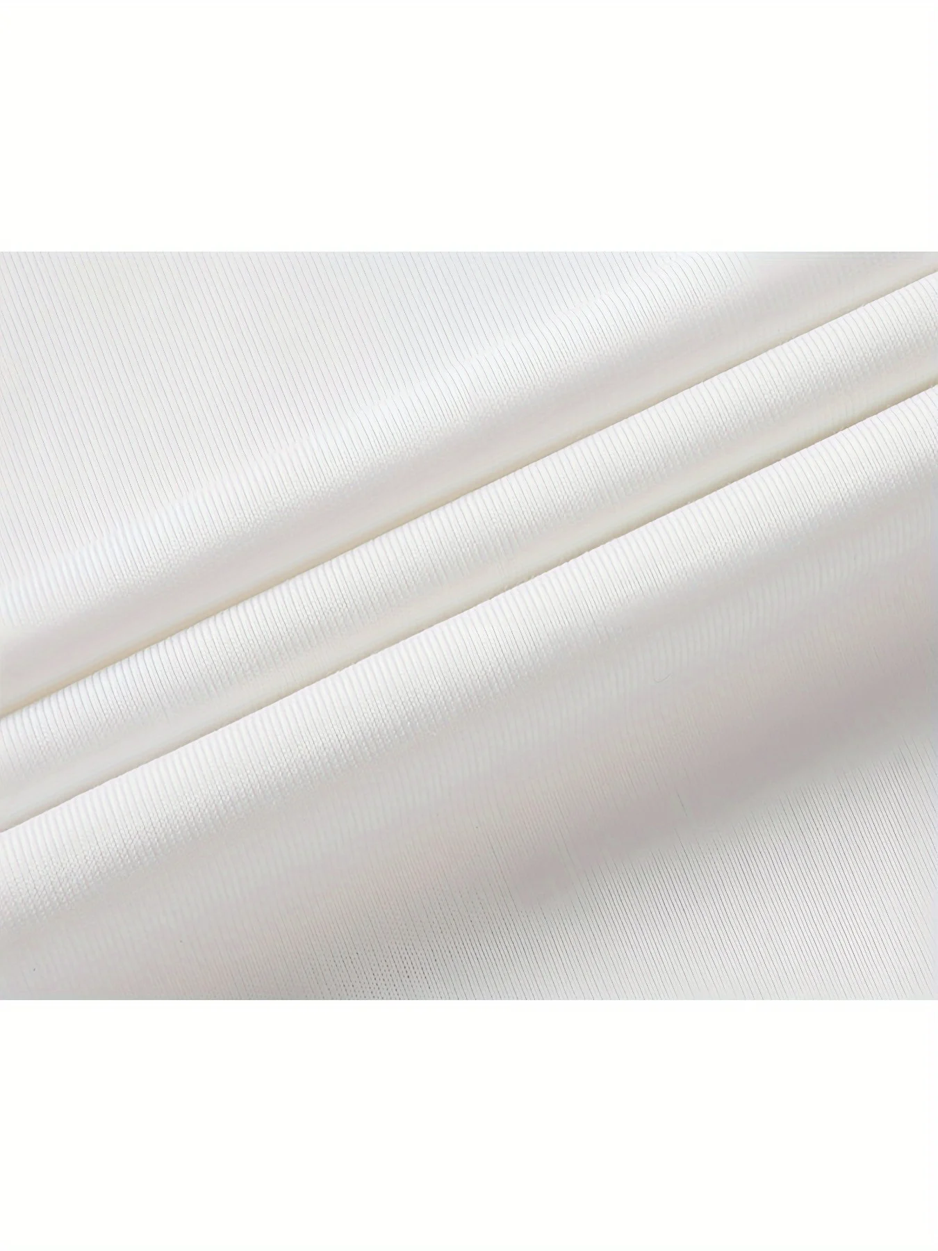 تي شيرت كاجوال للسيدات بأكمام قصيرة على شكل قلب أحمر من Guess Love مطبوع برقبة دائرية وتصميم بسيط يظهر أسلوبًا أنيقًا #3