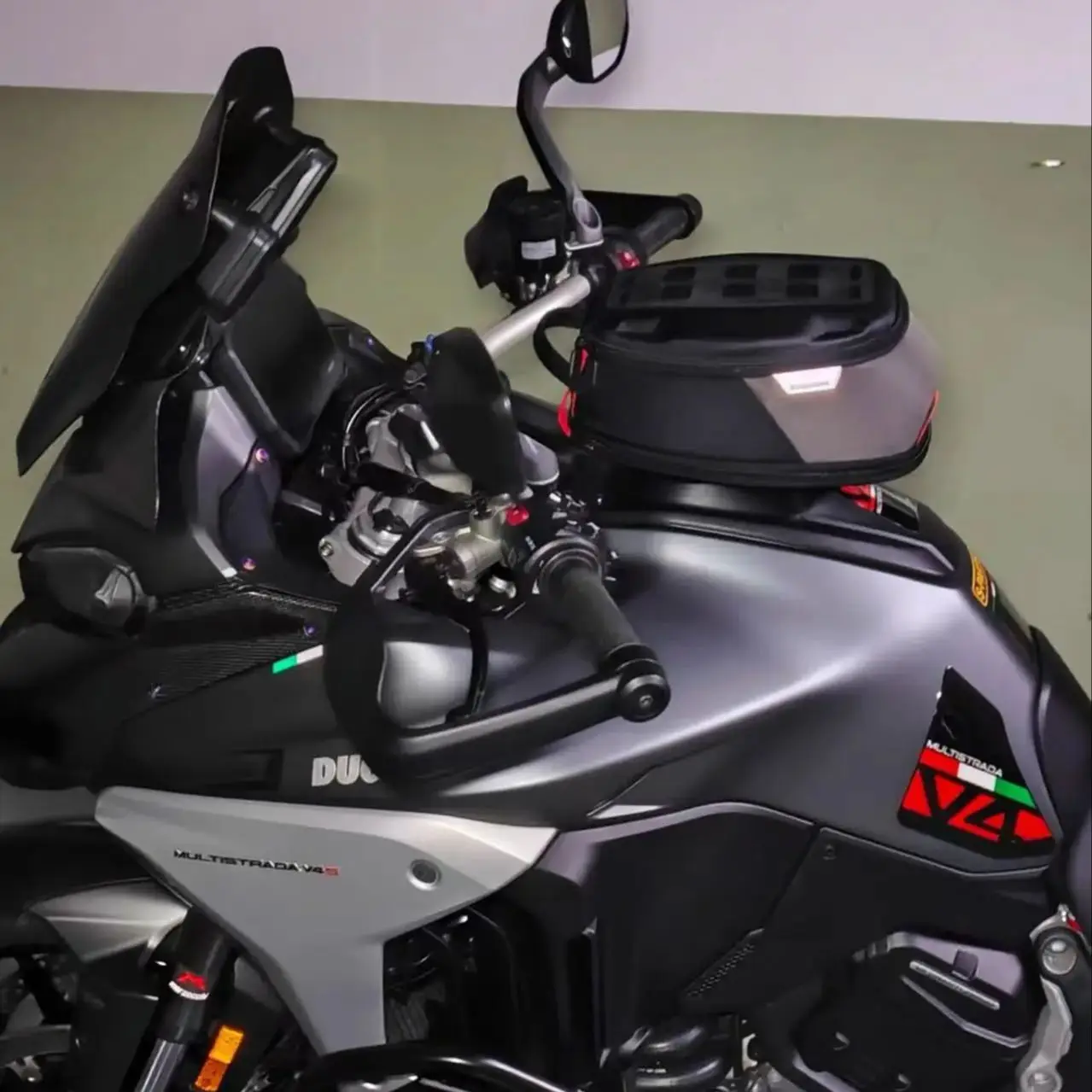 

Tank Bag Luggage For Aprilia RS 660 22-25 SL 750 Shiver 07-16 Shiver 900 Motorcycle Tanklock Bag Navigation Backpack