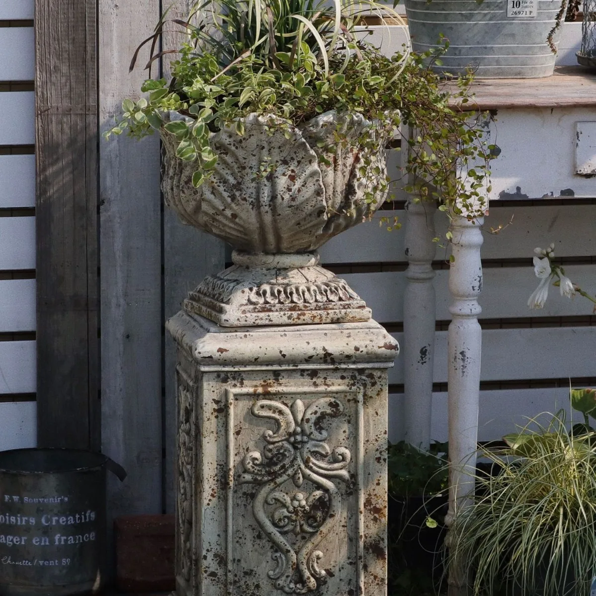 European retro rust petal pot Roman column Outdoor plant planting Garden decoration Ornament Crafts