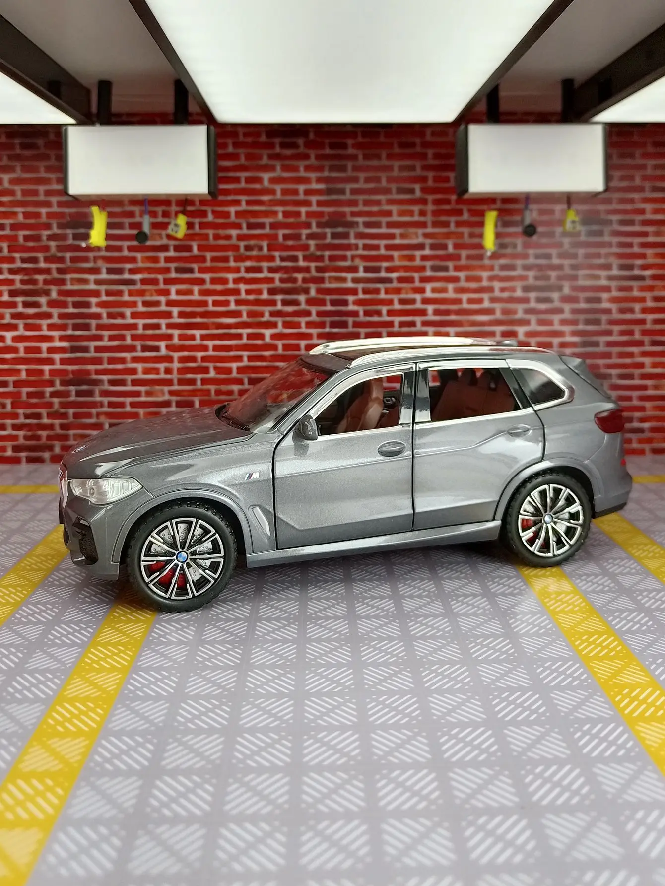 

1:24 BMW X5 Alloy Model Car Suv Collectible Toy Car Miniature Alloy Diecast Scale Vehicle Model Sound & Light Toys For Kid Gift