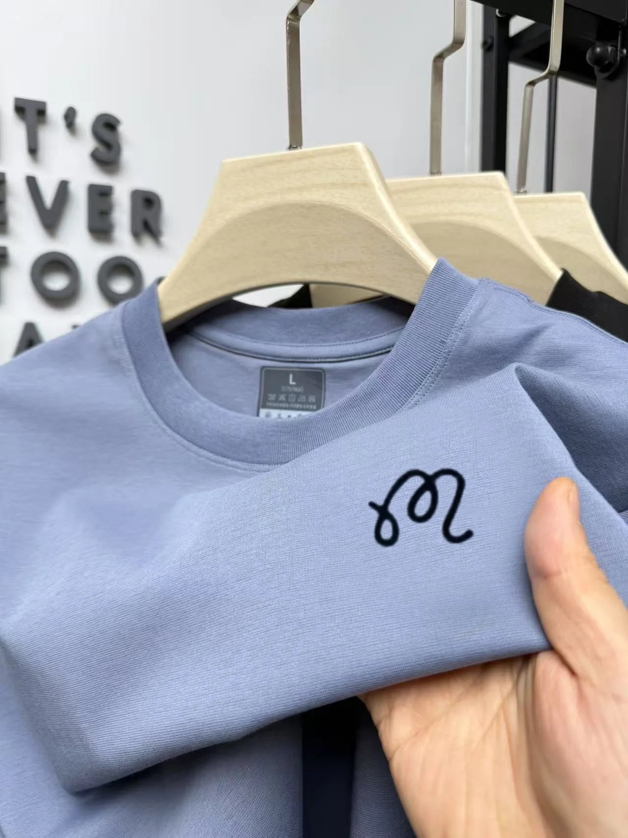 Modisches Herren-Sommer-T-Shirt, neu, bequem, atmungsaktiv, heiß begehrte Marke, exquisite Buchstabenstickerei, lässiges Kurzarm-Shirt – Detail 7
