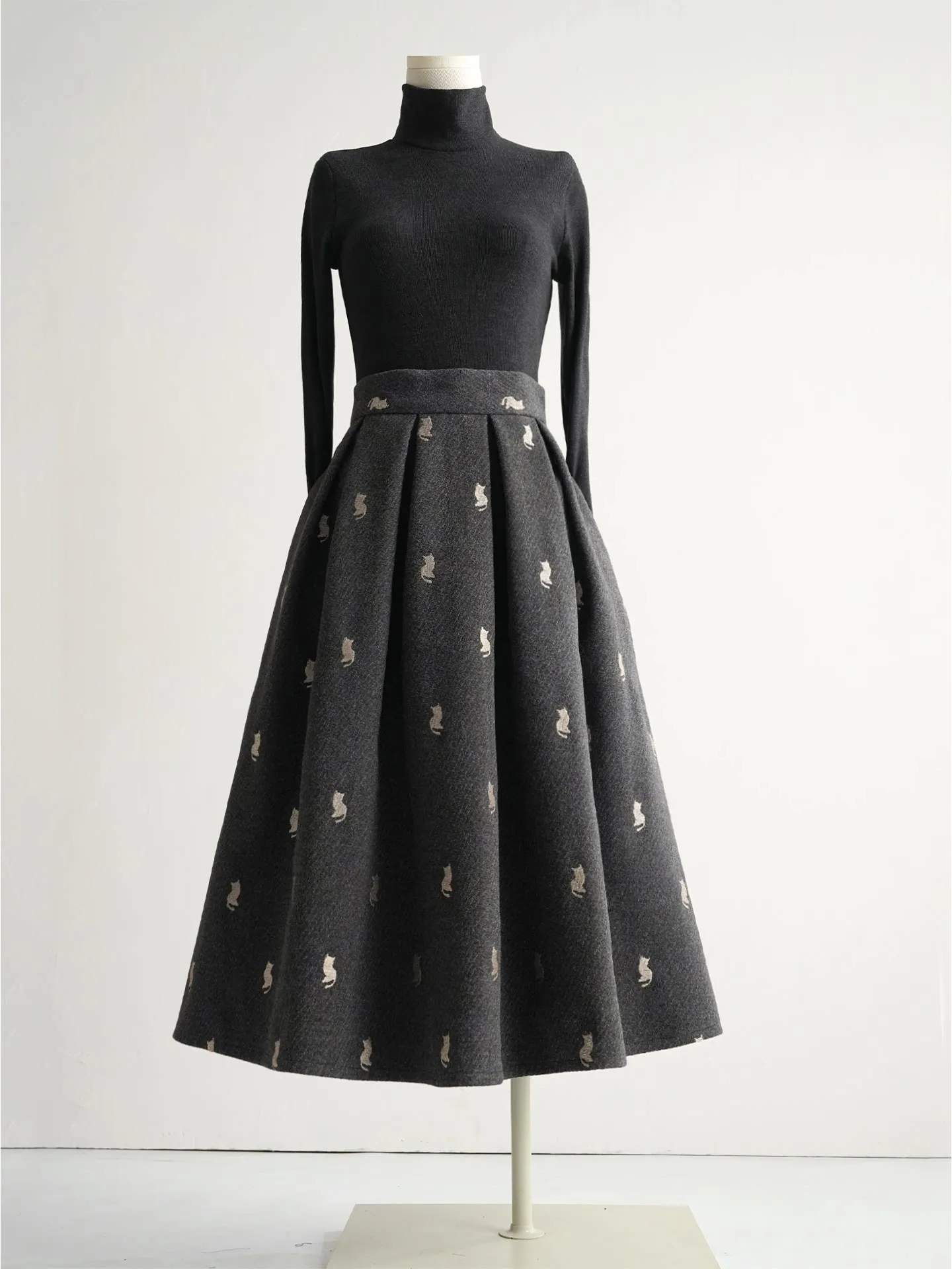 2026 New Autumn Winter Preppy Style Dark Gray Woolen Skirt Elegant High Waist Embroidery All-match Mid-length Women A-line Skirt