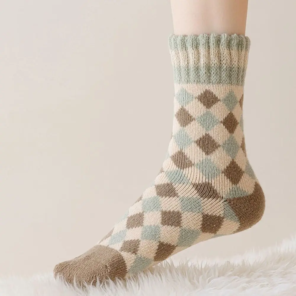 4 paia di calzini ispessiti con griglia a righe morbide calzini invernali in peluche da pavimento a tubo centrale calze per dormire calzini caldi da donna autunno