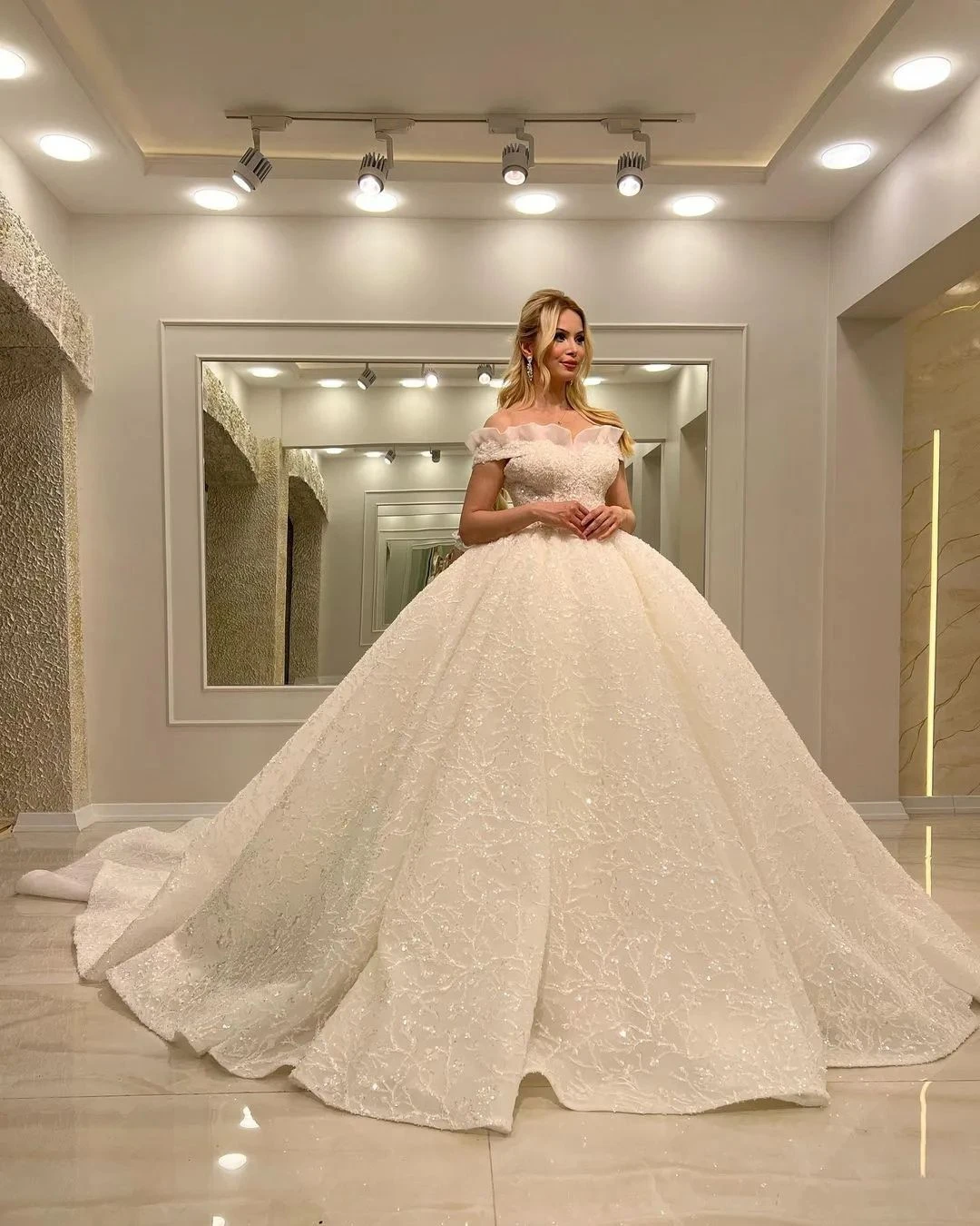 Gorgeous Ball Gown Wedding Dresses Off Shoulder Appliques Lace Bridal Custom Made Lace-Up Back Sweep Train Robe De Mariee