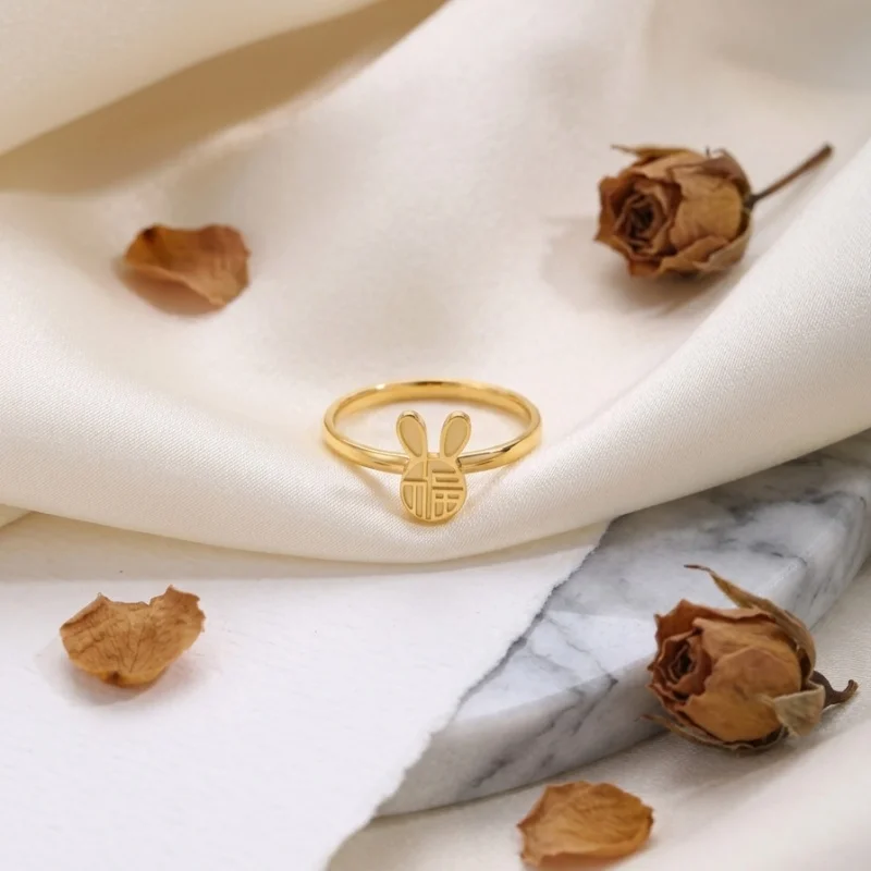 1 Piece Stainless Steel Ring Plated with 18K Gold with a Rabbit and Fortune Symbol, New Chinese-Style Zodiac Year Rabbit-Shaped Ring, Suitable for Women's Daily Wear, New Chinese-Style Outfits, Hanfu and Qipao Pairing, Simple and Understated, Full of Good Luck, Versatile Hand Accessory