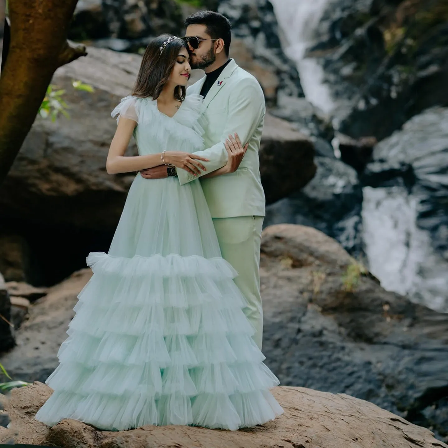 Mulheres verde claro em camadas de tule vestidos longos, decote em v, babados, tutu aparado, vestidos maxi românticos, ensaios elegantes