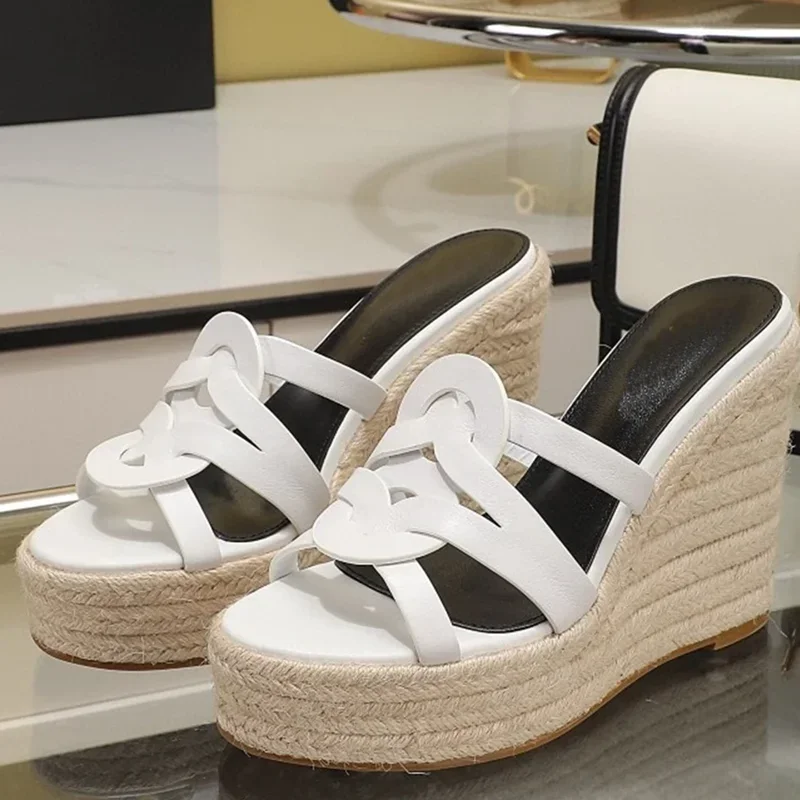 

Лакированные кожаные тапочки на платформе с перекрестным ремешком, пикантные слипоны с круглым носком, размеры 35–43, новые поступления, модная женская обувь