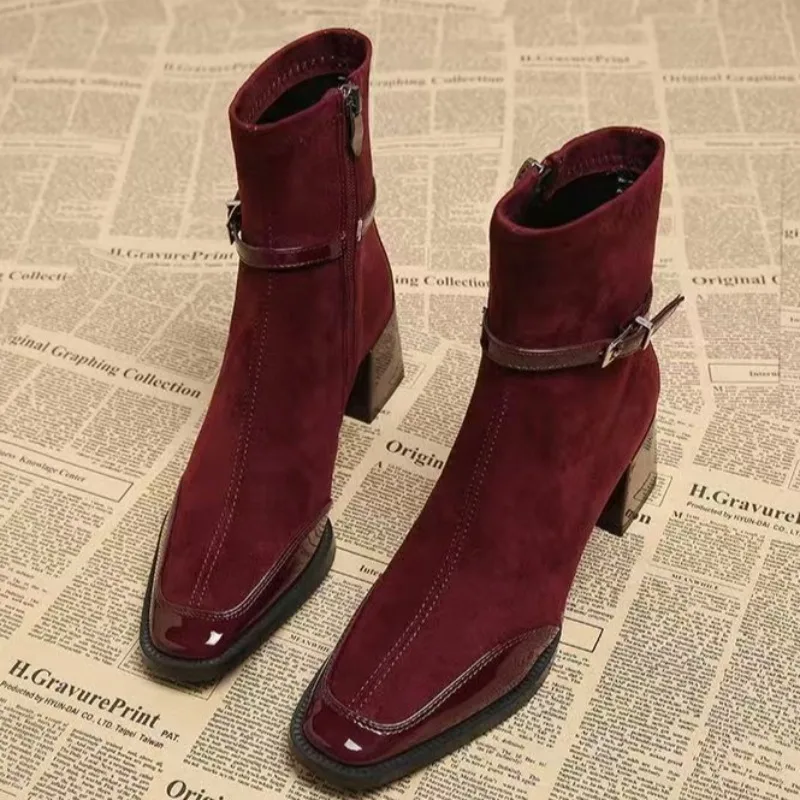 รองเท้าบูทสั้นหนังกลับแบบใหม่สำหรับฤดูใบไม้ร่วง ปี 2025 เหมาะสำหรับใส่ในบ้าน ทำงาน ช้อปปิ้ง ปากตื้น น้ำหนักเบา ทนทานต่อการสึกหรอ รองเท้าบูทเชลซี ไซส์ใหญ่