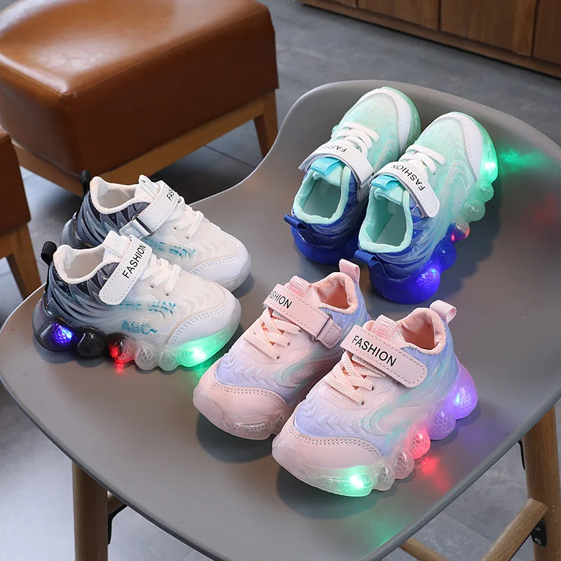 Scarpe sportive moda bambino primavera moda luminosa traspirante bambini ragazzi scarpe a rete ragazze scarpe da ginnastica a LED con scarpe da