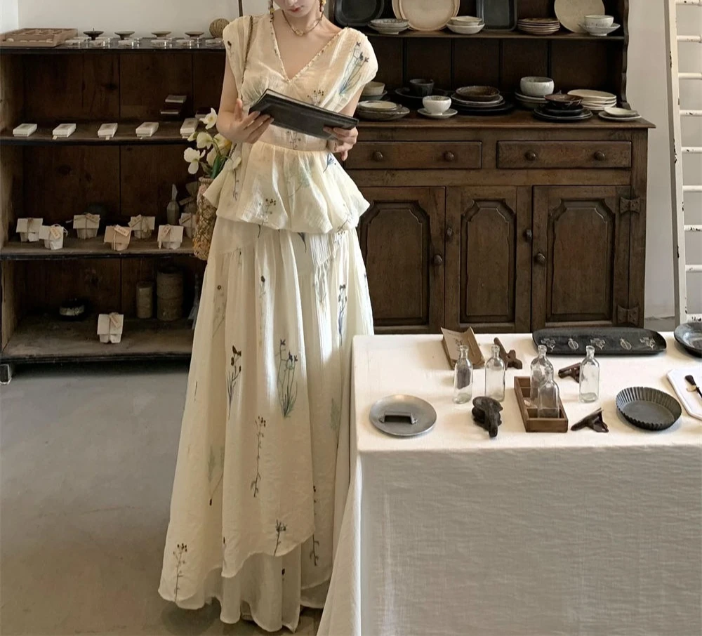 

Floral Embroidery V-neck Short-sleeved Top and High-waisted Slimming Midi Skirt Two-piece Set for Women, New Summer