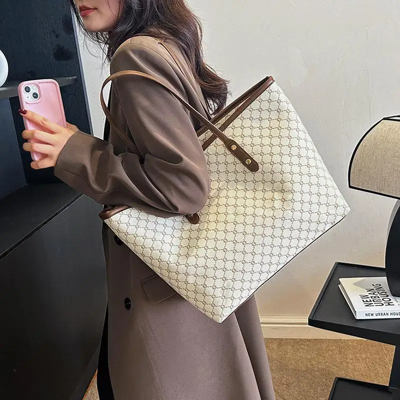 2026 Women's Vintage PU Leather Tote Bag Underarm Shoulder Handbag Fashionable Trendy Bag for Casual Use