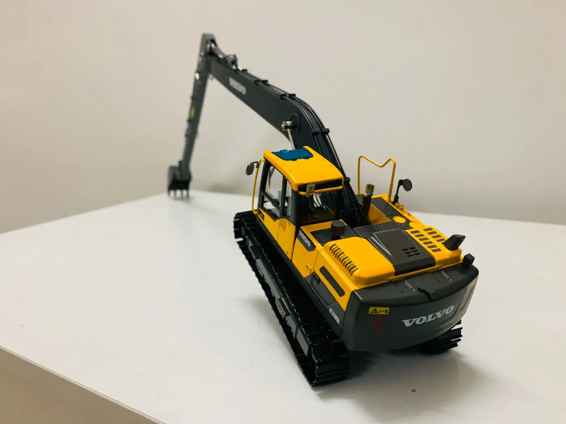 EC220D Long Reach Crawler Excavator Metal Tracks 1/50 Scale DieCast Model