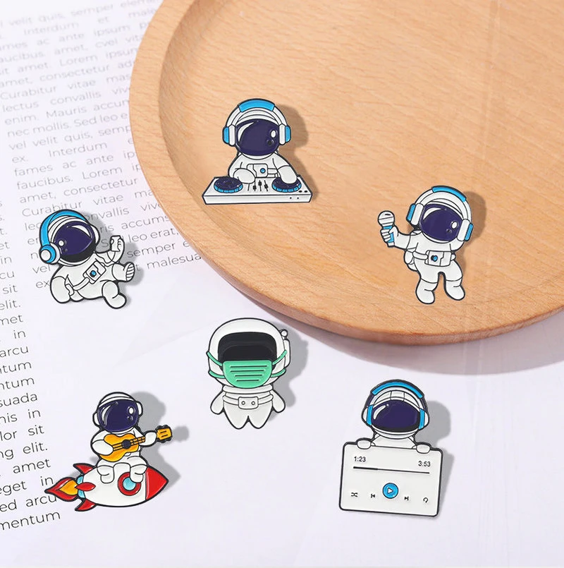 Cantor pino saco crachá infantil dos desenhos animados jóias broche presente para crianças música astronauta esmalte pinos personalizado sonhador guitarra