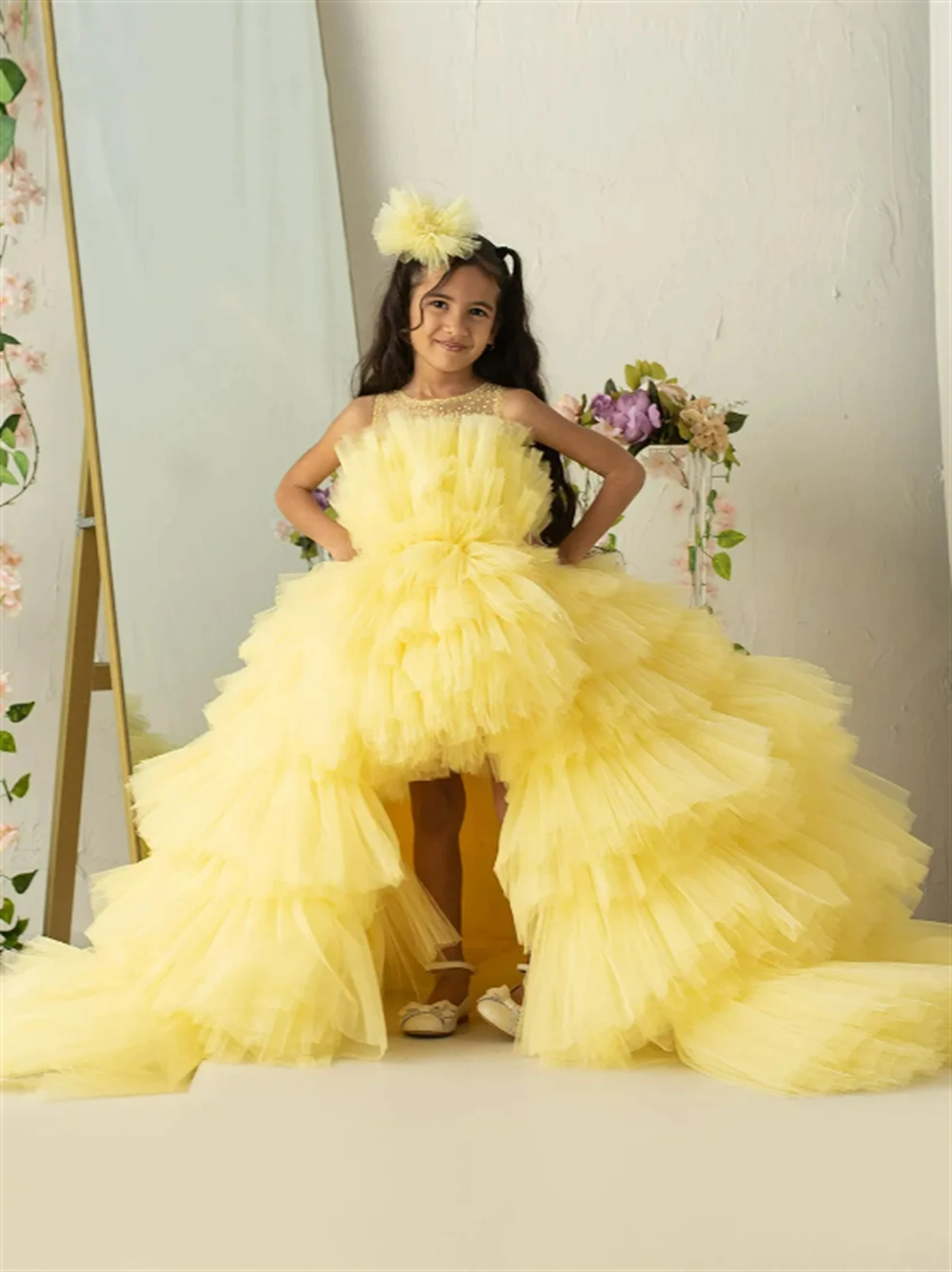 Vestido de niña de las flores de tul en capas amarillas, vestido alto-bajo sin mangas, vestido de fiesta de cumpleaños de primera comunión