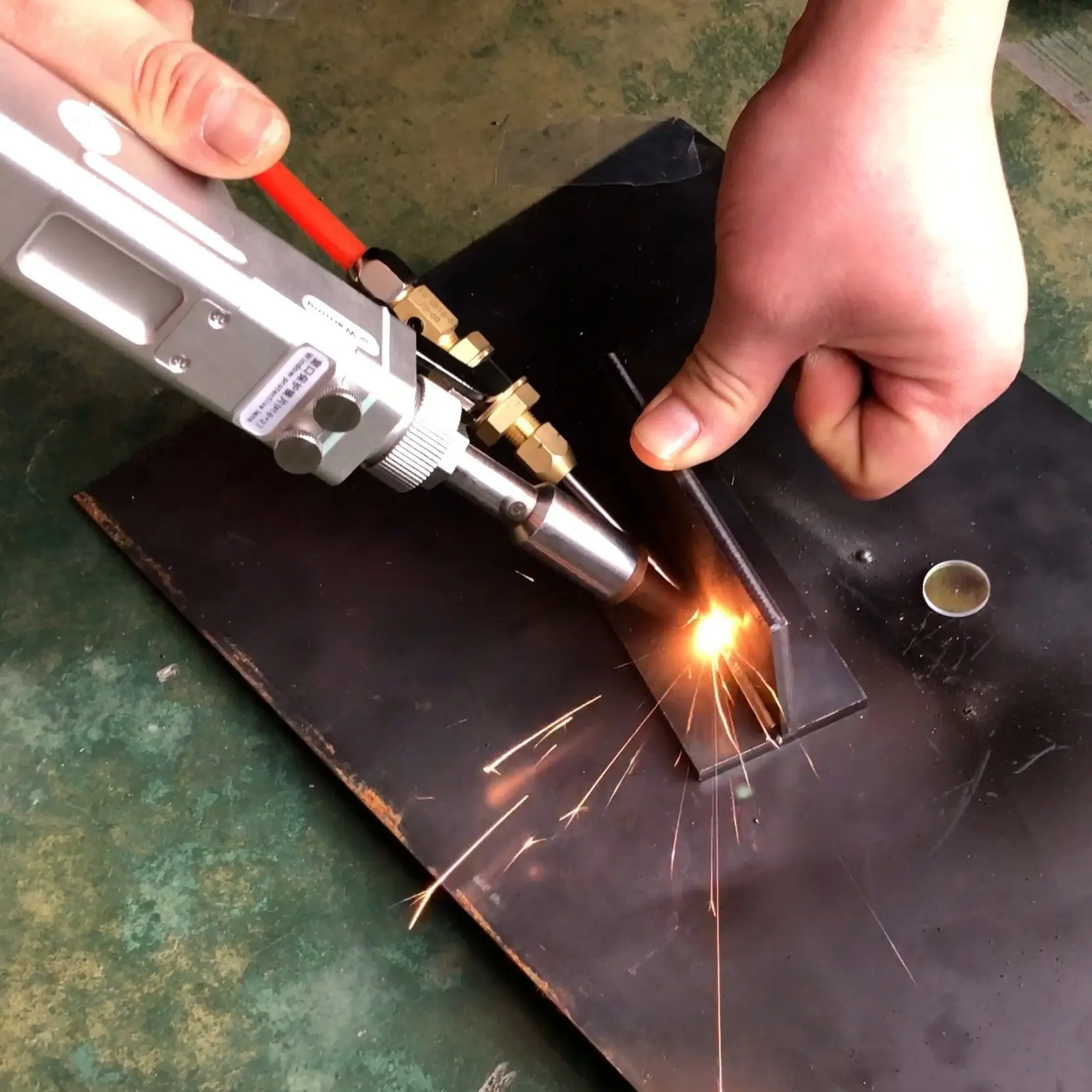 

Многофункциональный лазерный аппарат 4-в-1: резка, очистка, сварка, удаление ржавчины, портативный ручной лазерный сварочный аппарат