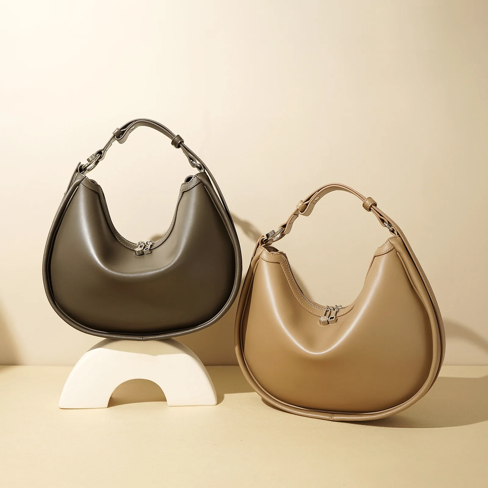 Bolso de Hombro Minimalista de Cuero Serraje Marrón para Uso Diario, Colección Invierno 2024