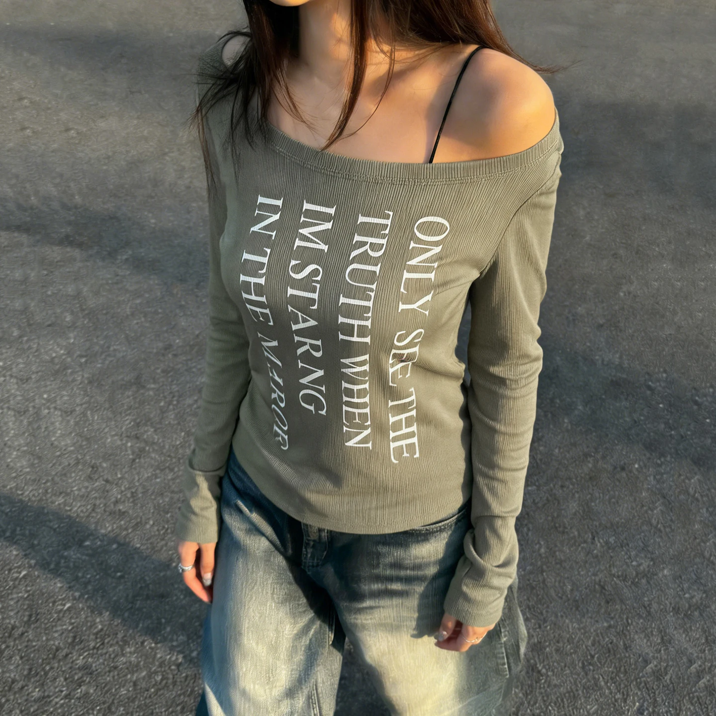 SUCHCUTE T-Shirt mit schrägem Kragen und Buchstaben-Aufdruck für Damen, elegante Langarm-T-Shirts, Y2k, sexy Streetwear-Tops, lässiges Outfit, Sommer-Chic – Detail 13