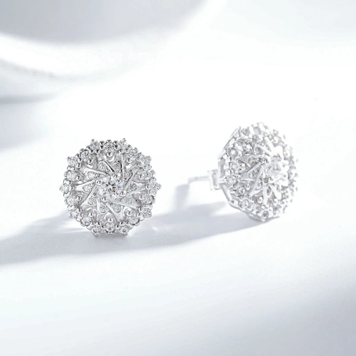 PT950 platinum gold stud earrings for women, full diamond snowflake style earrings, versatile and fashionable