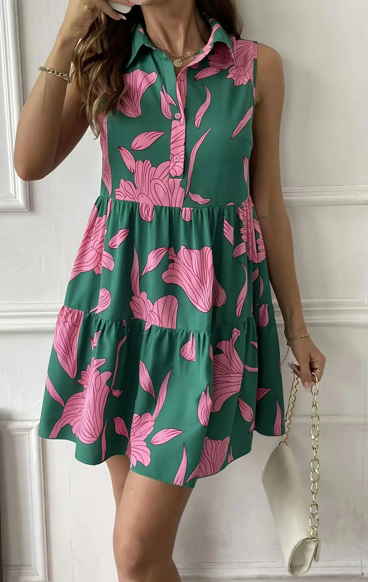 レトロなスタイルのダークグリーンのドレスは、花柄のプリントと組み合わせられ、スタイリッシュなノースリーブ、リバーシブルの襟が特徴です。