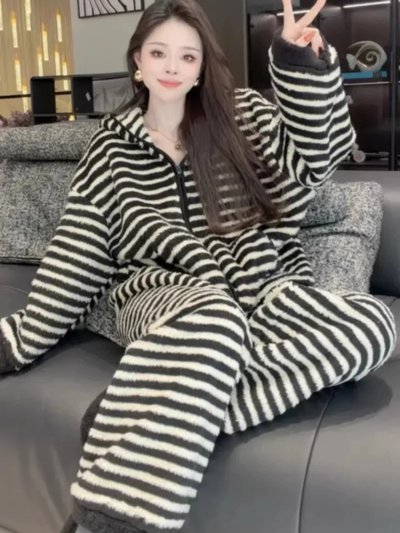 

Утепленный комплект женской пижамы из кораллового флиса для зимы, домашняя одежда, которую можно носить на улице, с полосатым узором, свободного кроя, универсального назначения