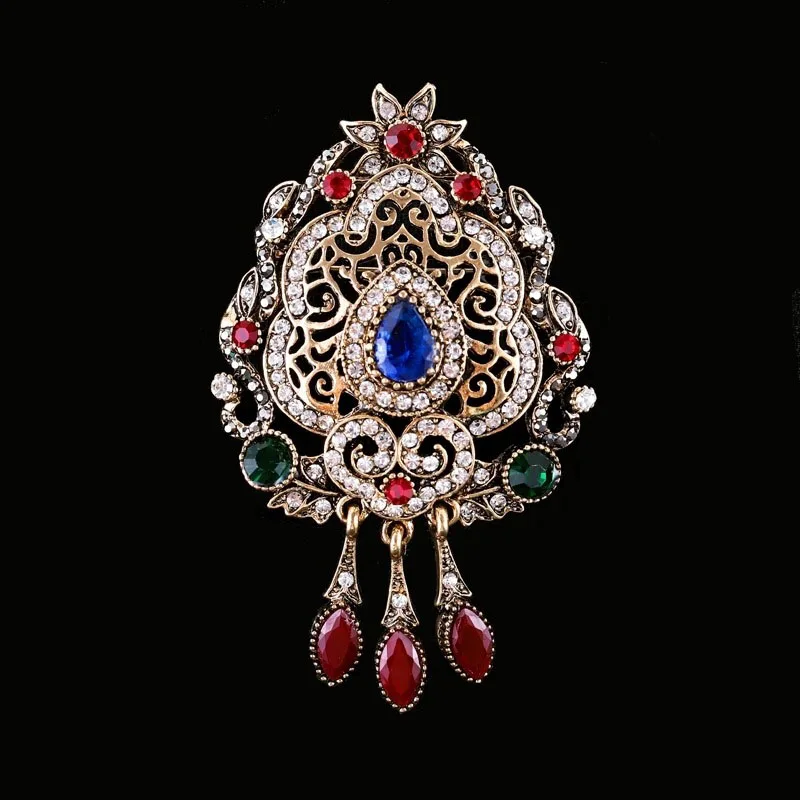 Retro Court Style Luxury Brooches for Women Vintage Metal Crystal Hollow Badge Pin Men Women Suit Coat Corsage Accessory