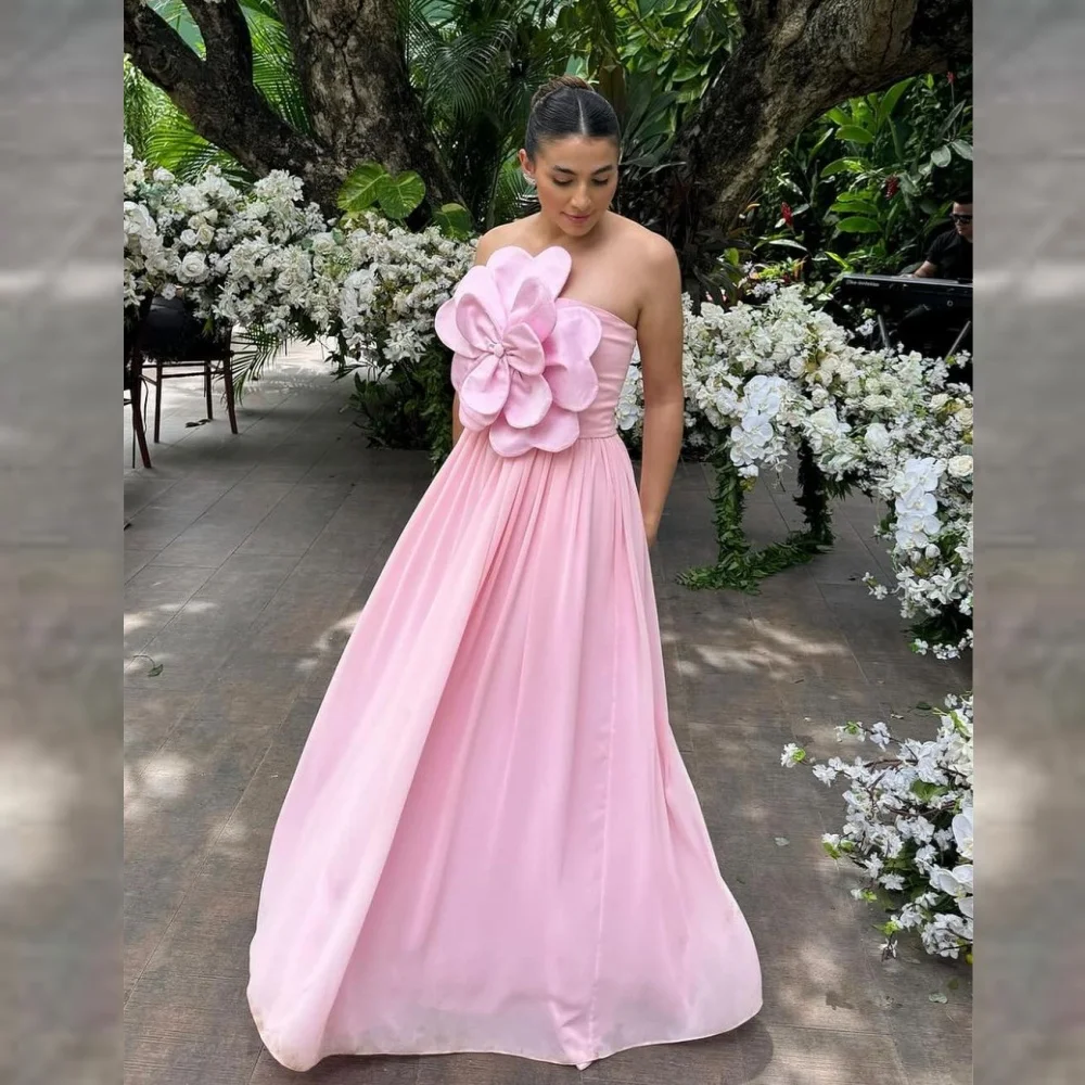 Vestido largo personalizado de gasa con flores drapeadas y pliegues para playa, corte en A, sin tirantes, para ocasiones a medida