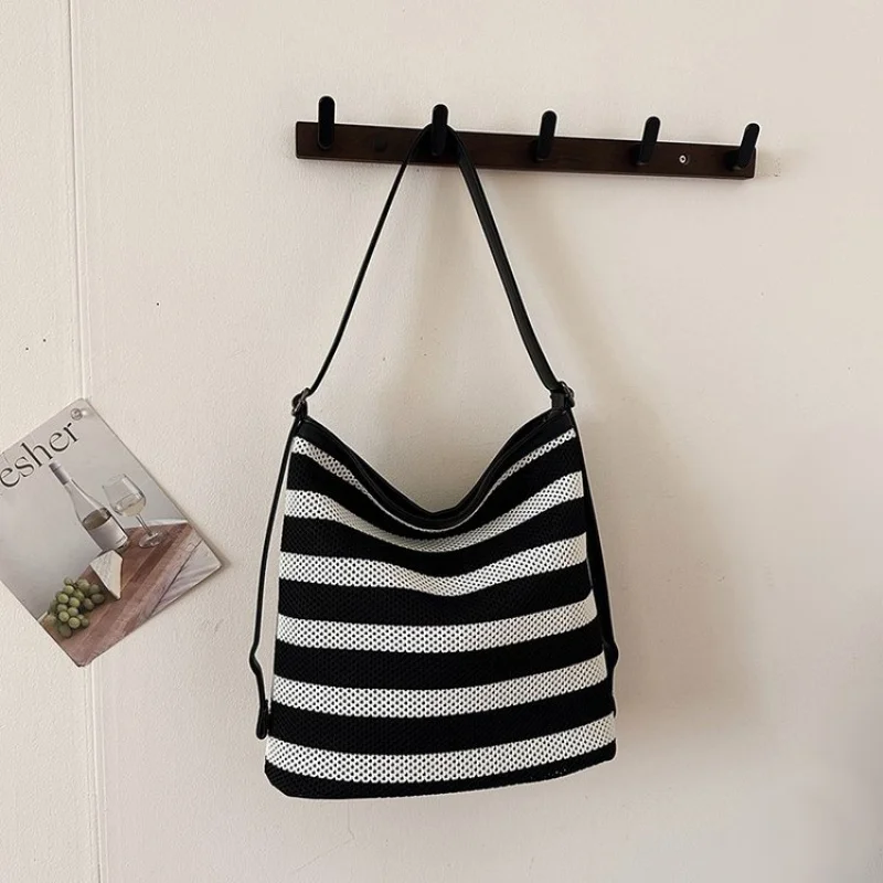 

Stylish Clutch Mini Bag With Vintage Design For Women Casual Simple Fashionable Look Letter Logo Luxury Paris