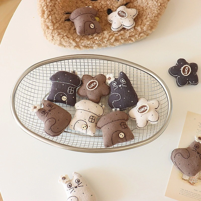 Korean Fabric Cat House Brooch Cute Small House Design Autumn Winter Versatile Pin for Bag Shoe Hat Decoration - view 4