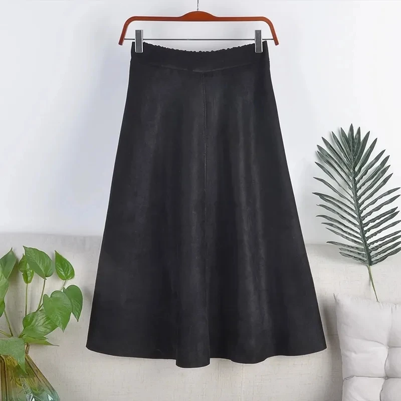 Suède halve rok dames herfst en winter nieuw 2025, veelzijdig, hoge taille, afslankend, middenlengte, retro A-lijn rokken, vrouwelijk effen