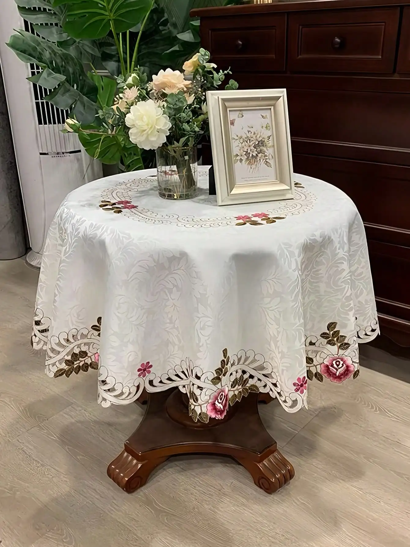 1 Piece of Multi-Colored Floral Tablecloth, Pastoral Style Polyester Fiber Round Jacquard Embroidered Hand-Carved Hollow-Out Dust-Proof Washable Heat-Resistant Tablecloth, Suitable for Round Tables, Coffee Tables, Dining Tables, Daily Home Use and Party, Wedding, and Holiday Decoration