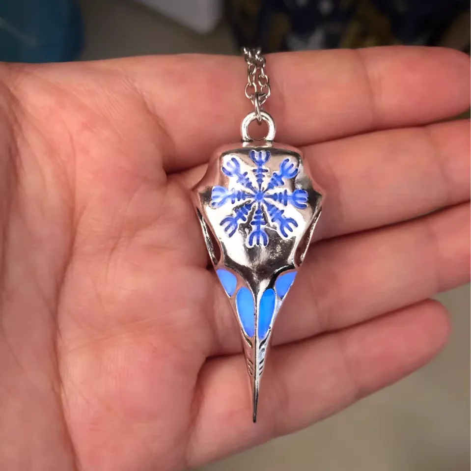 Nordic Odin Crow Skull Luminous Necklace Gothic Compass Rune Glow-in-the-Dark Sweater Chaian Pendant Necklace for Men Women