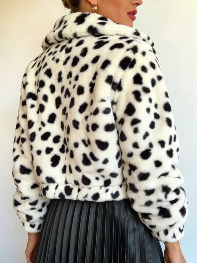 Damen Kurze Kunstpelzjacke mit Dalmatiner-Muster, Reißverschluss, Stehkragen, Flauschige Kurze Jacke, Lässige Winter-Oberbekleidung für Ausgehzwecke – Detail 4